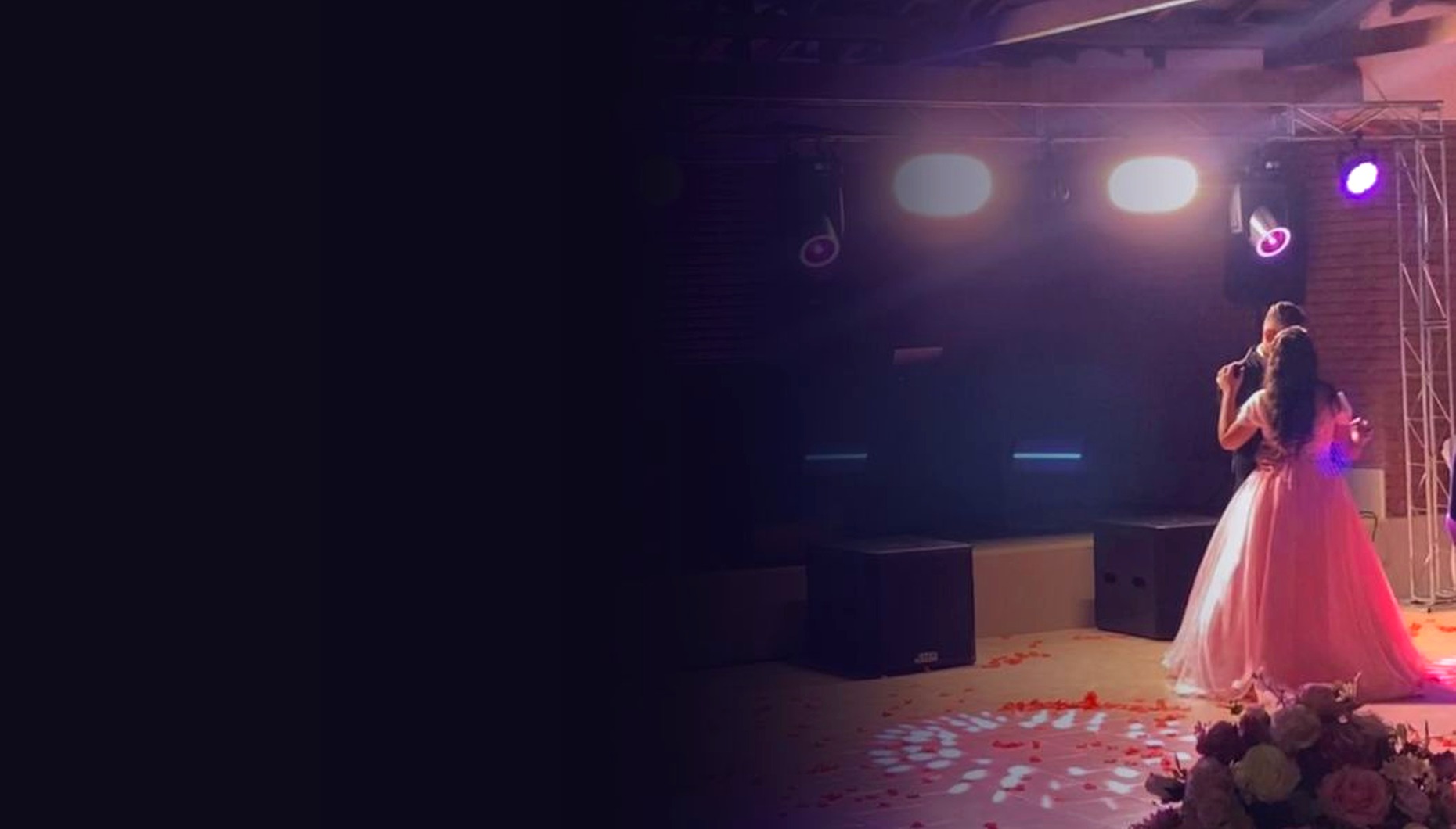 Pista de dança decorada com iluminação profissional em festa de 15 anos